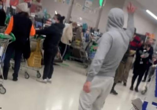 男子吃瓜群众摔倒视频大全,笑料百出视频大全