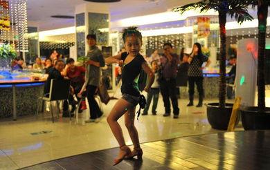 吃瓜比赛女孩跳舞视频大全,视频大全带你领略青春活力