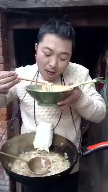 大学生拿着碗吃瓜视频大全,大学生创意吃瓜方式大盘点