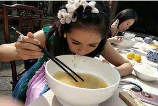 大学生拿着碗吃瓜视频大全,大学生创意吃瓜方式大盘点