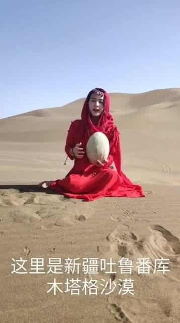 新疆沙漠吃哈密瓜视频,哈密瓜的甜蜜诱惑