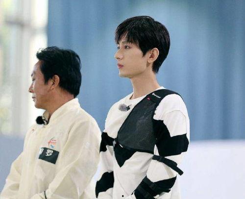 奔跑吧全体吃瓜视频,笑料百出，幕后故事曝光