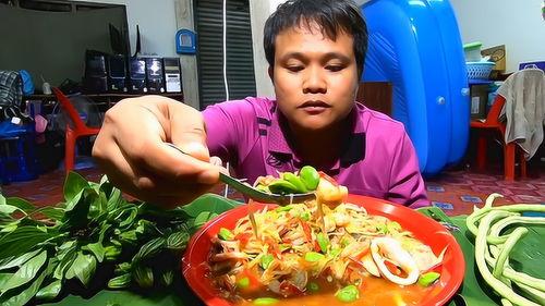 泰国小哥吃库瓜视频,滋味独特引人垂涎