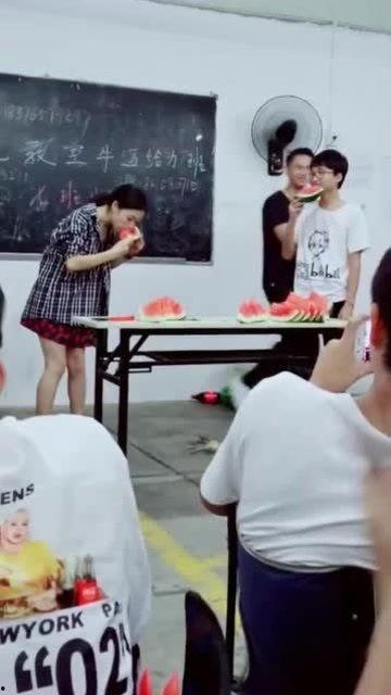 遂昌女老师吃瓜视频播放,引发网友热议