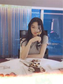 张馨予深蹲吃瓜视频播放,网友热议健身与娱乐的完美结合