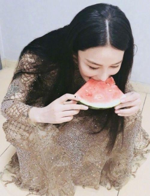 张馨予深蹲吃瓜视频播放,网友热议健身与娱乐的完美结合