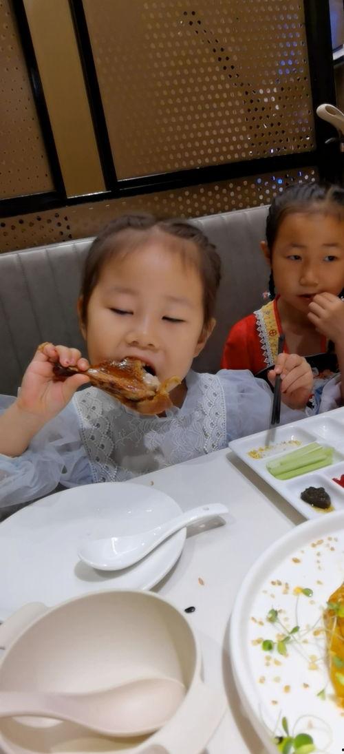 爱吃肉肉的崽崽吃瓜视频