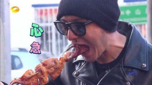 吃瓜魔性视频,魔性吃瓜视频走红网络，笑料百出引网友热议