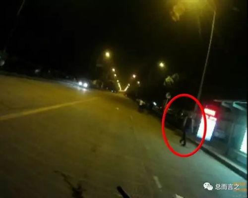 一个女的开车的吃瓜视频,开车还能这么嗨？