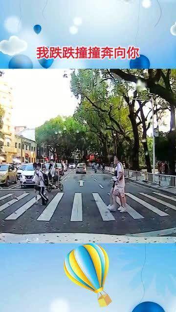 斑马线上吃瓜的视频,一幕街头众生相