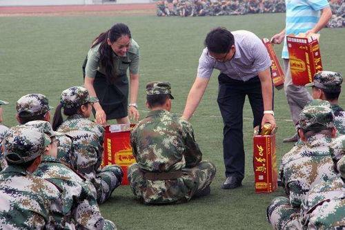 新生军训跳舞吃瓜视频播放,校园生活趣味横生