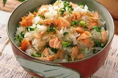 锅底捞吃瓜的视频,揭秘网红美食背后的故事