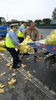 车子爆胎在家吃瓜视频,这生活太惬意了！