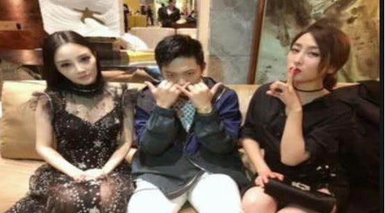 吃瓜群众看娱乐新闻视频,吃瓜群众视角下的娱乐新闻视频解析