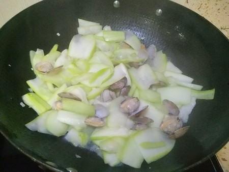 吃瓠瓜需要削皮吗视频,瓠瓜去皮还是留皮？视频揭秘正确食用方法