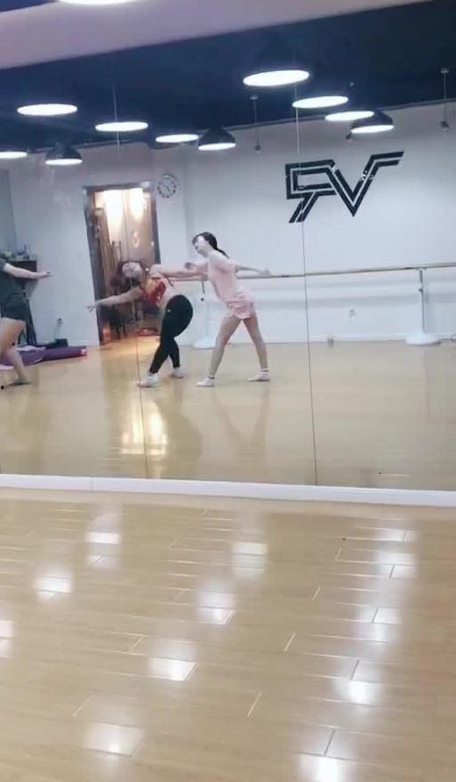 吃瓜女生跳舞的视频,吃瓜女生热舞引爆网络