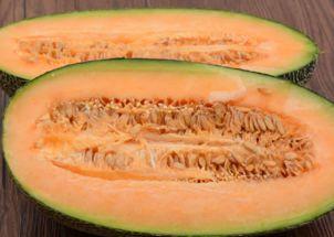 男子吃哈密瓜搞笑视频,笑料百出引网友热议