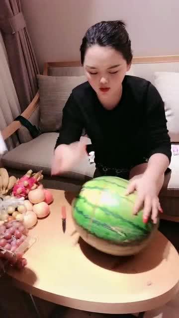 小姐姐吃烤瓜视频