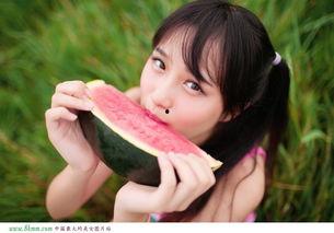 美女吃瓜好可爱视频大全,美女吃瓜瞬间，可爱指数爆表！