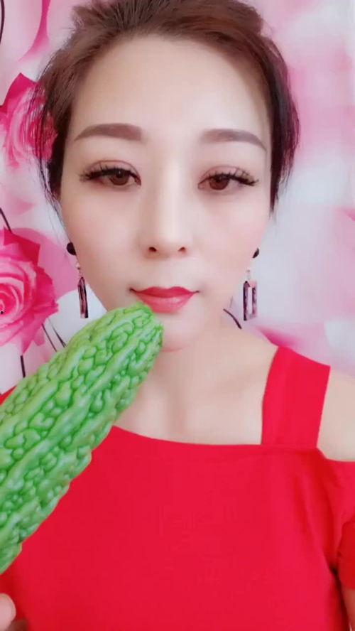 美女吃瓜好可爱视频大全,美女吃瓜瞬间，可爱指数爆表！