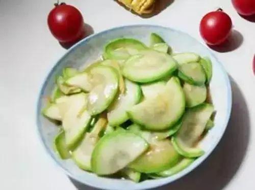 云南丽江小伙吃瓜视频,揭秘云南特色美食魅力